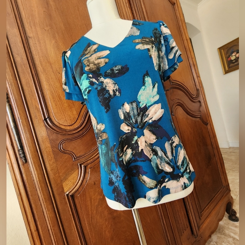NWOT- Vibrant Teal Floral Cap Sleeve Blouse!!🩵💚